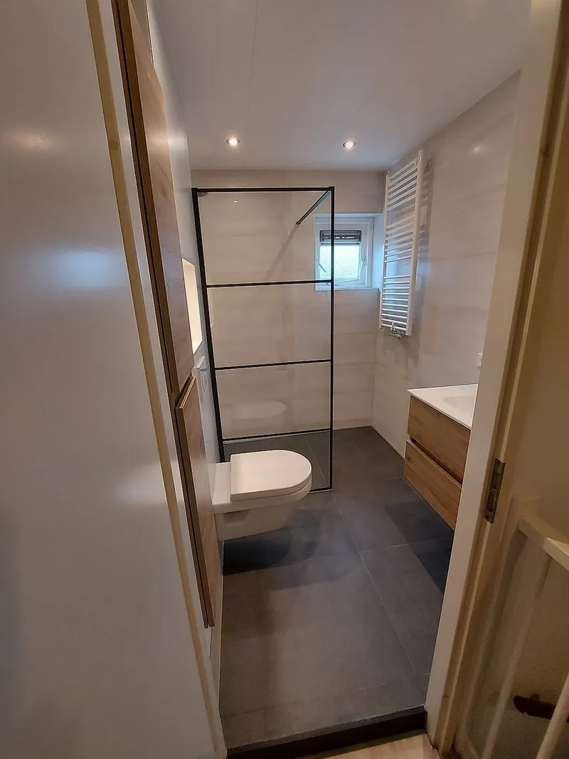 Badkamer met inloopdouche en hangend toilet — badkamerrenovatie in Hoogkerk door BontBouw