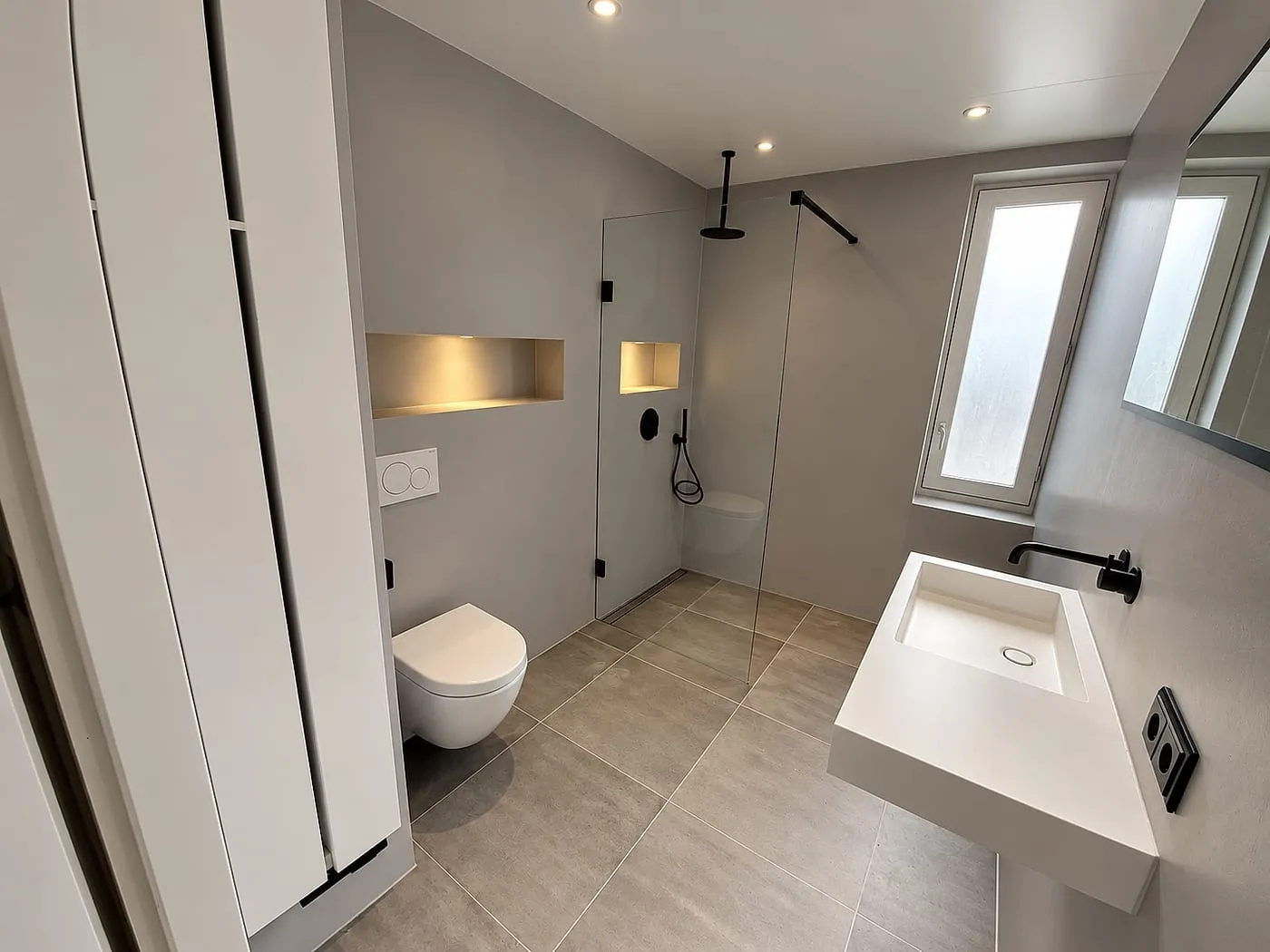 Badkamer met inloopdouche en hangtoilet na de renovatie — badkamerrenovatie in Korrewegwijk door BontBouw