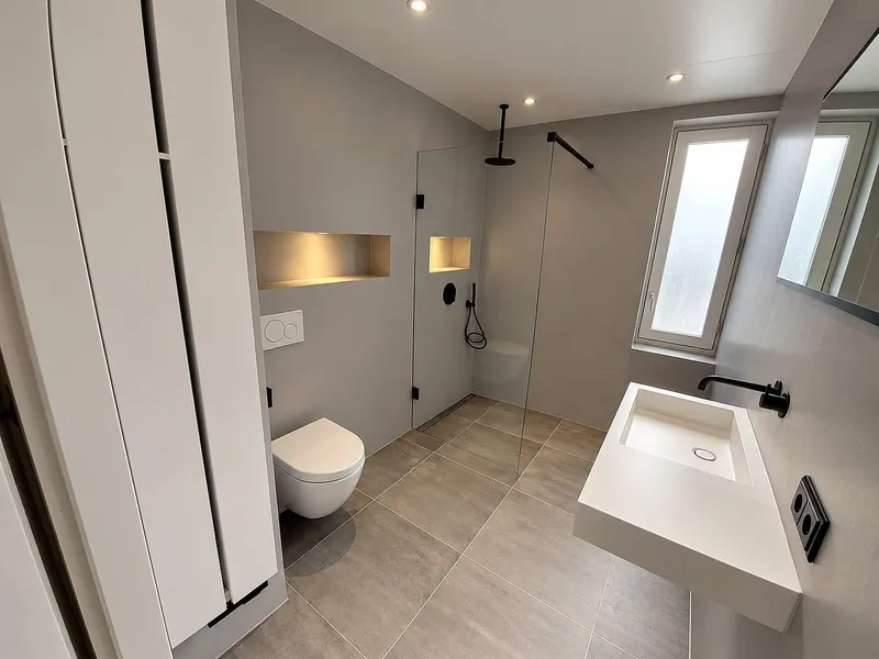 Badkamer met inloopdouche en hangtoilet — badkamerrenovatie in Korrewegwijk door BontBouw