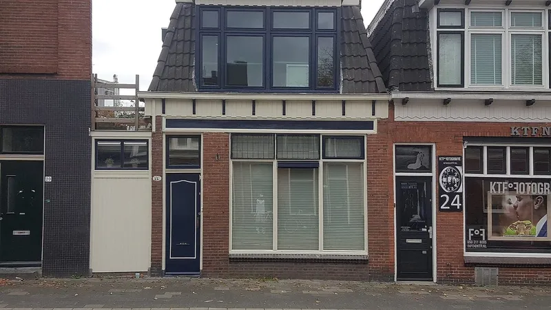 Geschilderde pui met donkerblauwe deur — schilderwerk in Eeldersingel door BontBouw