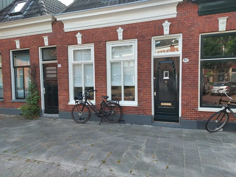 Geschilderde voorgevel met daklijst — schilderwerk in Korrewegwijk door Bontbouw