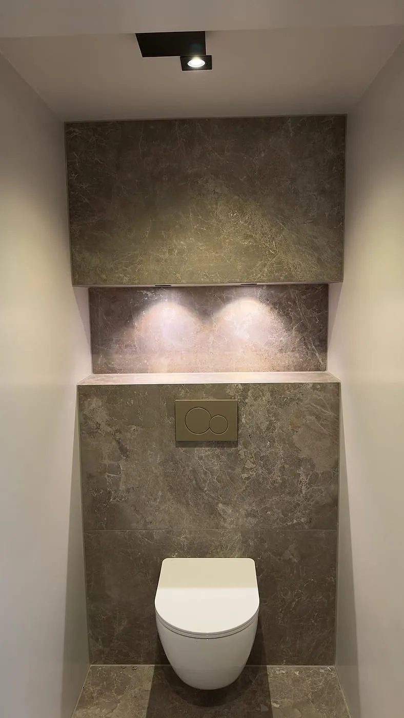 Hangend toilet in marmerlook tegels — toiletrenovatie in Westerhaven door BontBouw