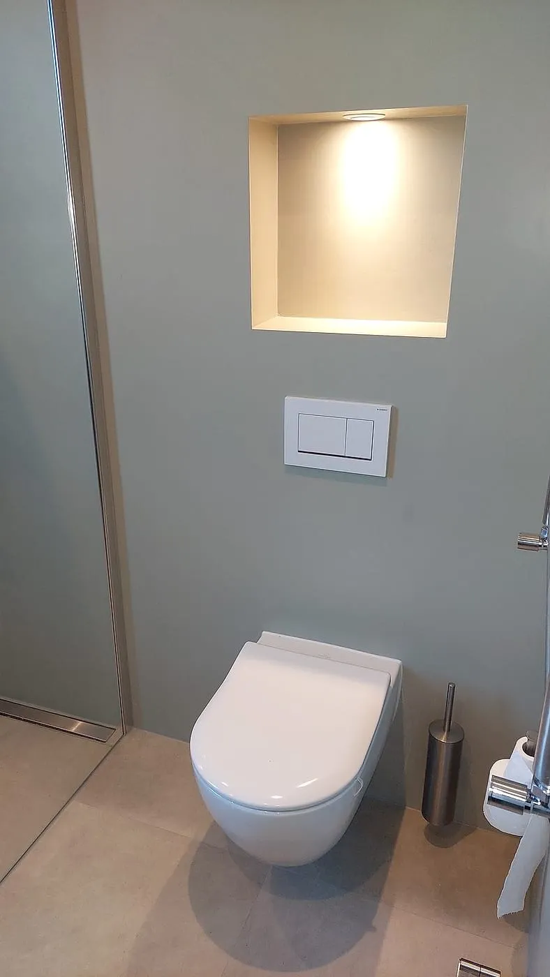 Hangend toilet met verlichte nis — badkamerrenovatie in Sauwerd door BontBouw