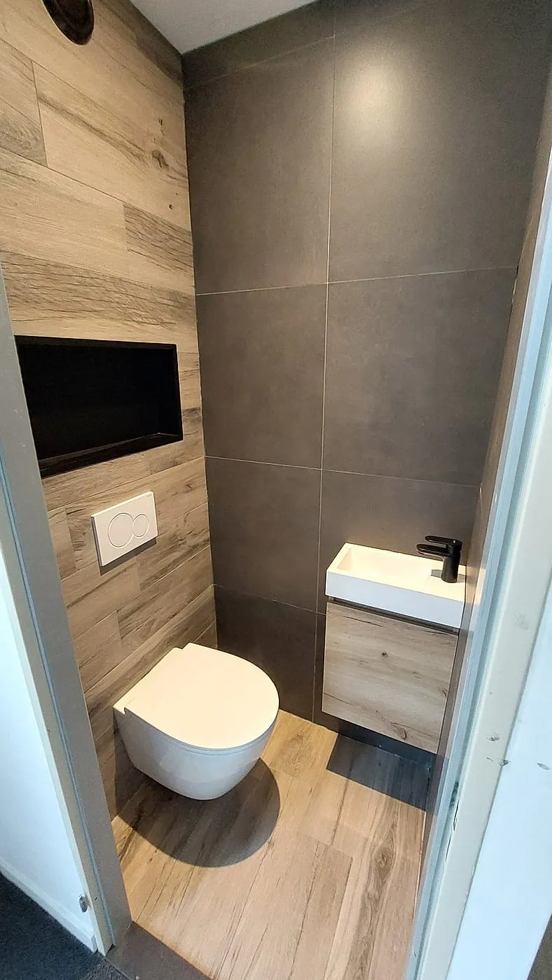 Hangend toilet met zwarte nis — toiletrenovatie in Assen door BontBouw