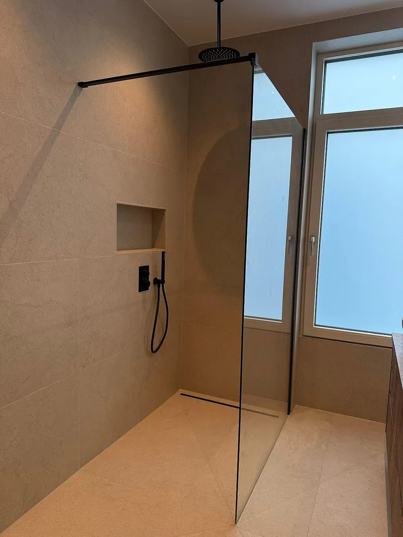 Inloopdouche met zwart sanitair — badkamerrenovatie in Korrewegwijk door BontBouw