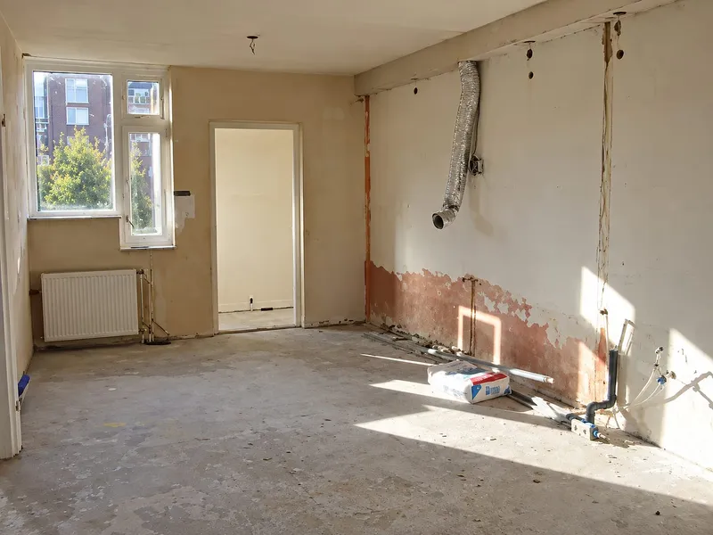 Kale muur met nieuwe leidingen kabels en afzuigkanaal — keukenrenovatie in Groningen door Bontbouw