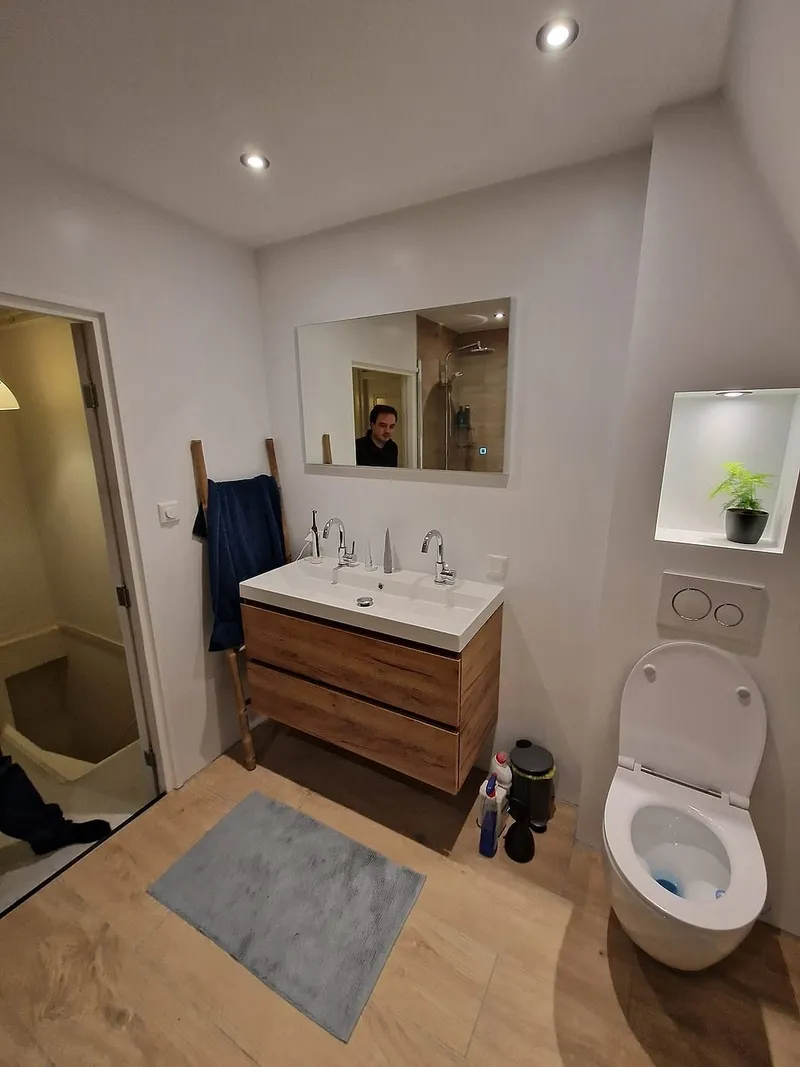 Wastafelmeubel in eikenlook met spiegel en verlichte nis — badkamerrenovatie in Leeuwarden door BontBouw