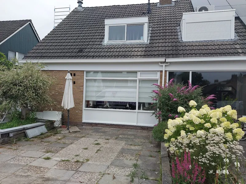 Achtergevel met wit geschilderde pui — schilderwerk in Harkstede door BontBouw