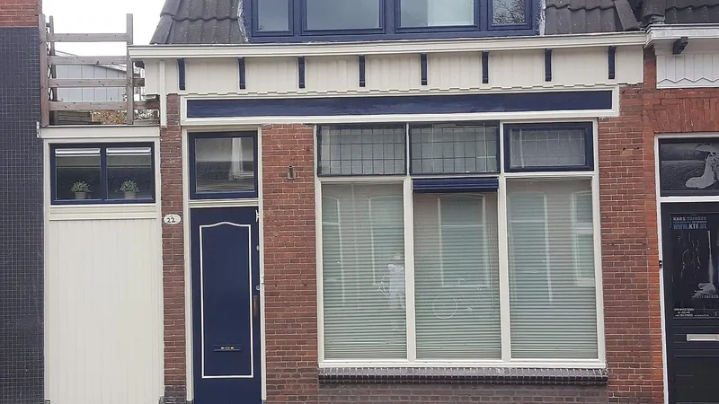 Cremekleurige boeiboord met blauwe lijst — schilderwerk in Eeldersingel door BontBouw