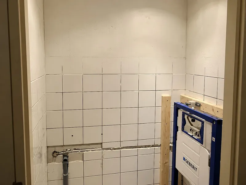 Geberit inbouwreservoir in houten regelwerk tijdens de verbouwing — toiletrenovatie in Groningen door BontBouw