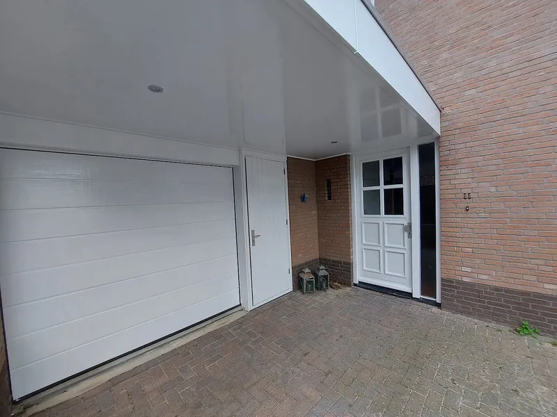 Geschilderde garagedeur en voordeur — schilderwerk in Reitdiep door BontBouw