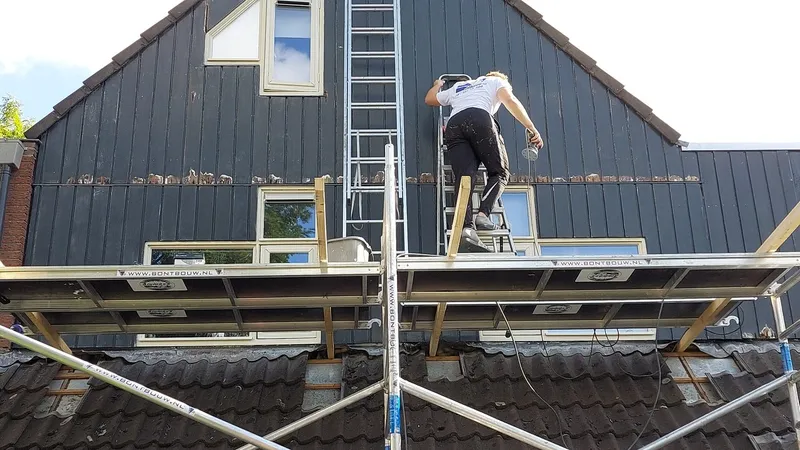 Gevel schilderen vanaf de ladder op de rolsteiger — schilderwerk in Beijum door BontBouw