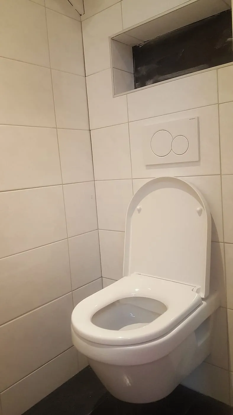 Hangend toilet met nis boven de wand — toiletrenovatie in Groningen door BontBouw