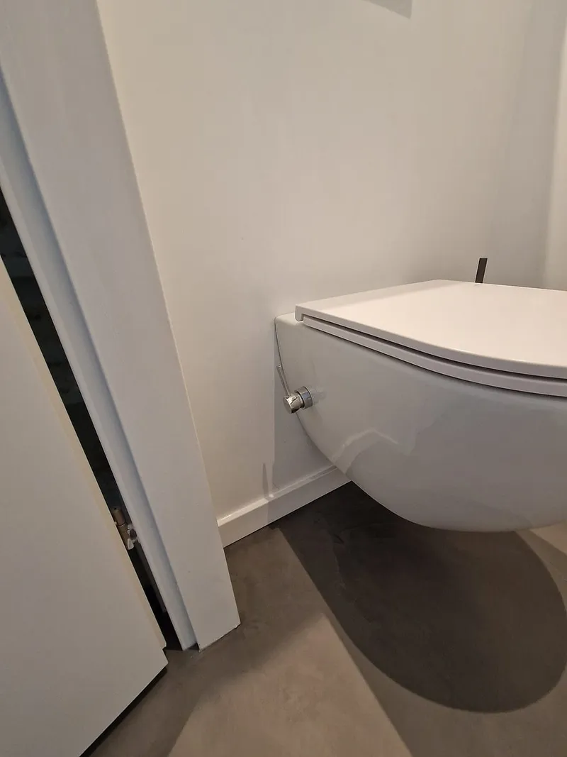 Hangend toilet op gietvloer — toiletrenovatie in Roden door BontBouw