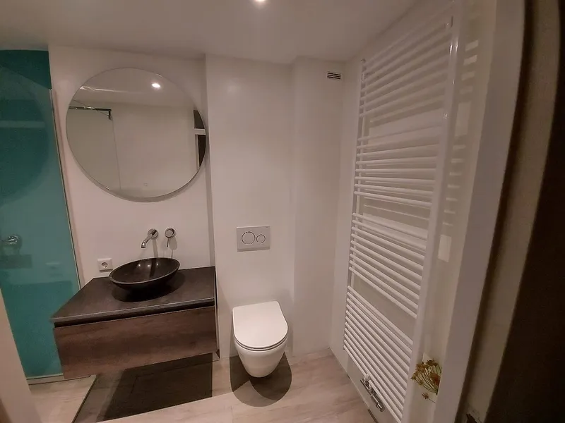 Hangtoilet en witte handdoekradiator — badkamerrenovatie in Gorechtbuurt door BontBouw