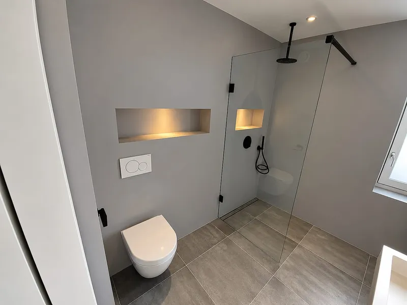 Hangtoilet met verlichte nis — badkamerrenovatie in Korrewegwijk door BontBouw