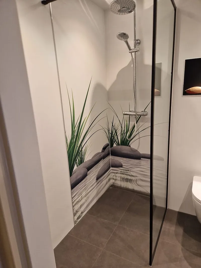 Inloopdouche met fotowand van kiezels en riet — badkamerrenovatie in De Hunze door BontBouw