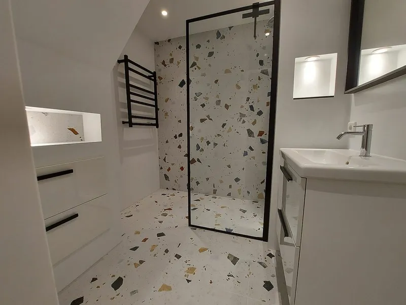 Inloopdouche onder schuine wand — badkamerrenovatie in Schildersbuurt door BontBouw