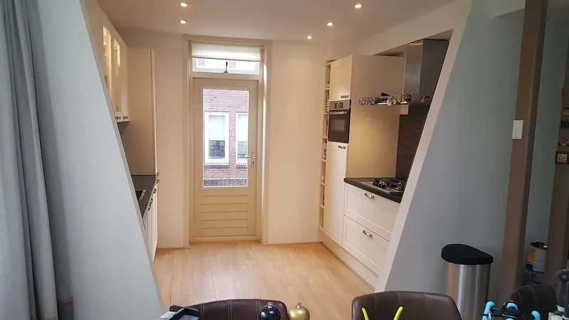 Keuken in doorloop naar de achterdeur — keukenrenovatie in Helpman door BontBouw