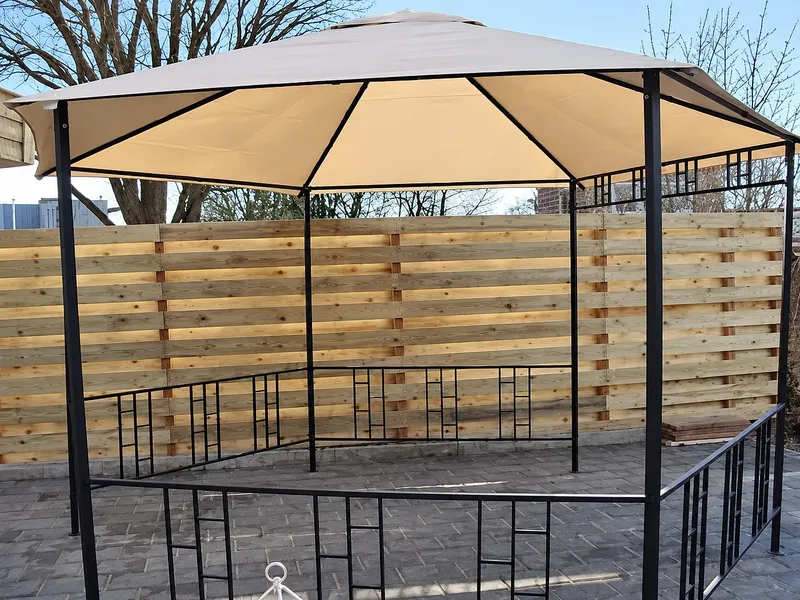 Schutting met liggende planken om en om achter paviljoen — plaatsen & aanleggen in Groningen door Bontbouw
