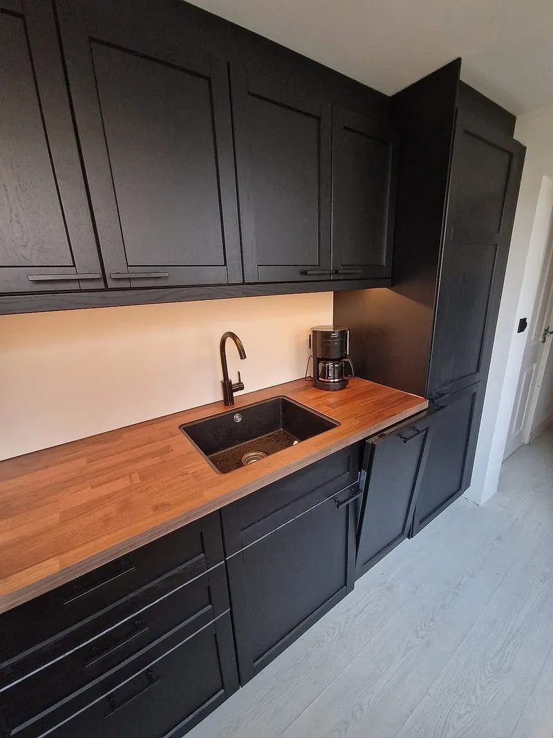 Spoelbak met koperen kraan in houten blad — keukenrenovatie in Leeuwarden door BontBouw