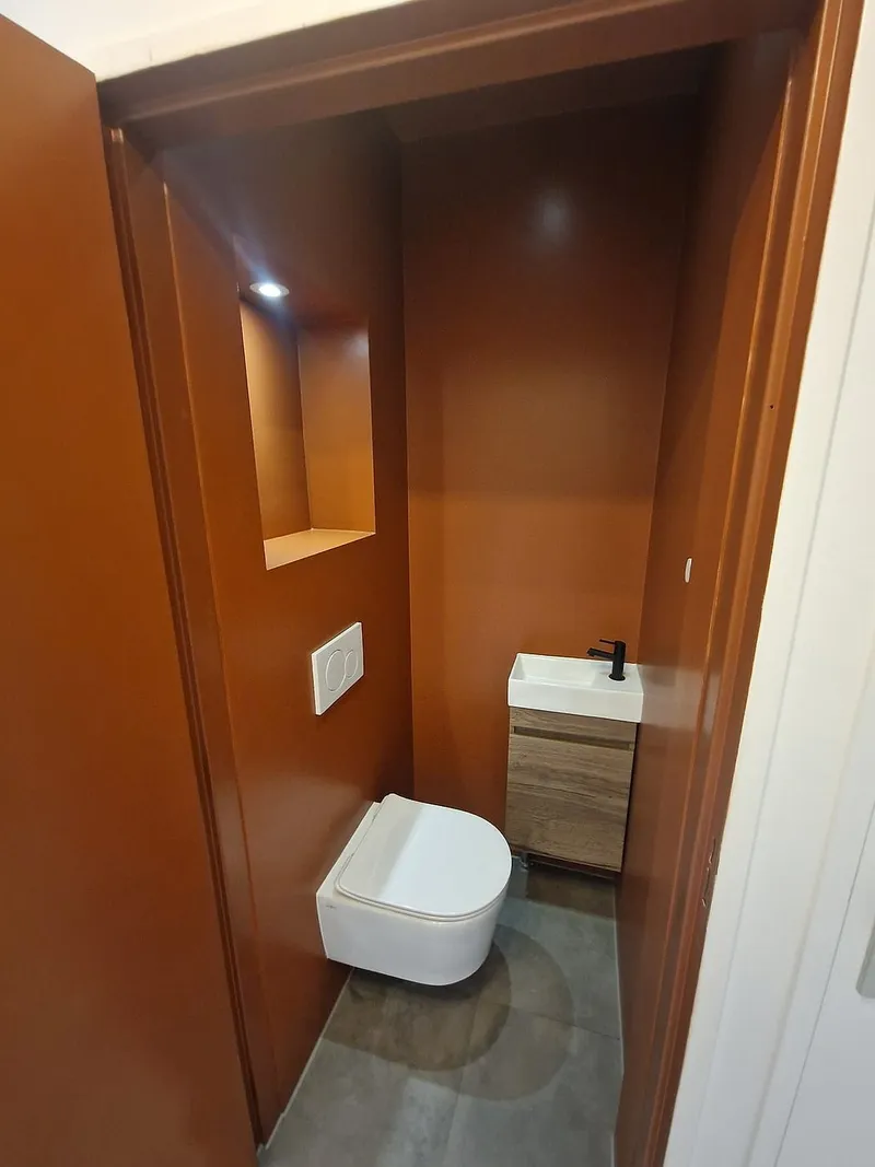 Terracotta toilet met houten fonteinkast — toiletrenovatie in Coendersborg door BontBouw