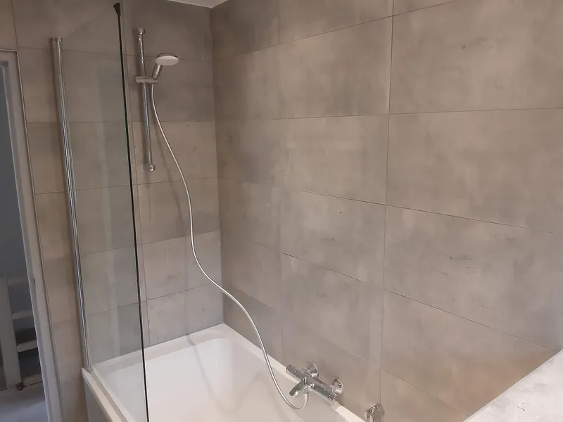 Badmengkraan met handdouche en glazen wand — badkamerrenovatie in De Hunze door BontBouw