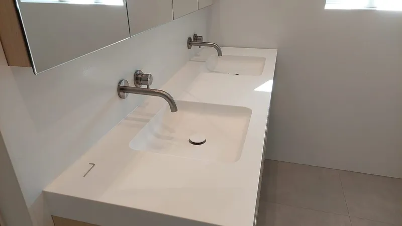 Dubbele wastafel met rvs inbouwkranen — badkamerrenovatie in Eelderwolde door BontBouw