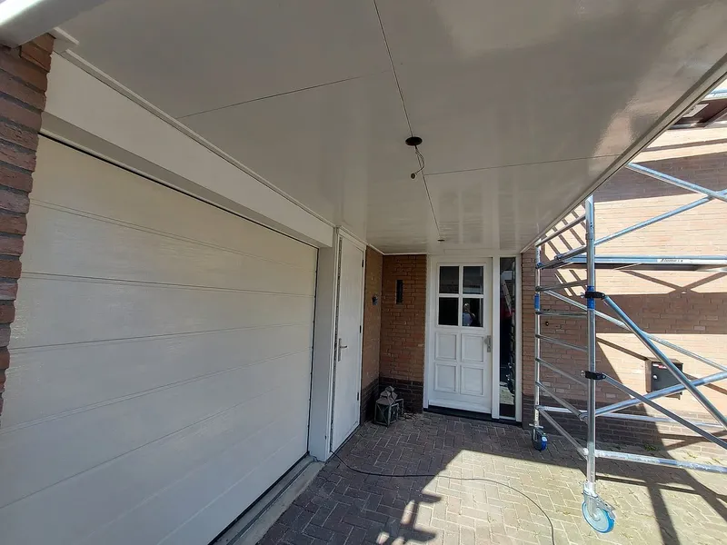 Geschilderd plafond onder de carport — schilderwerk in Reitdiep door BontBouw