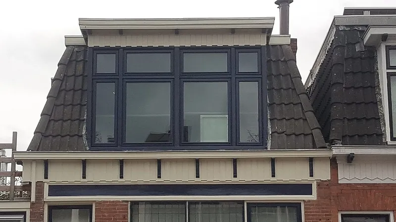 Geschilderde dakkapel met blauwe kozijnen — schilderwerk in Eeldersingel door Bontbouw