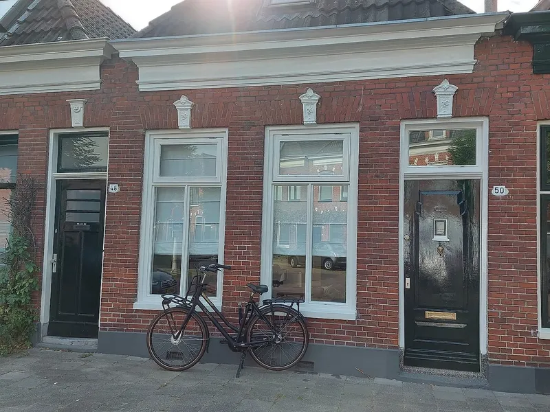 Geschilderde daklijst boven de ramen — schilderwerk in Korrewegwijk door Bontbouw
