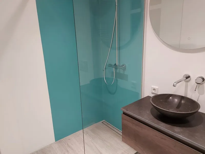 Glazen douchewand met turquoise achterwand — badkamerrenovatie in Gorechtbuurt door BontBouw