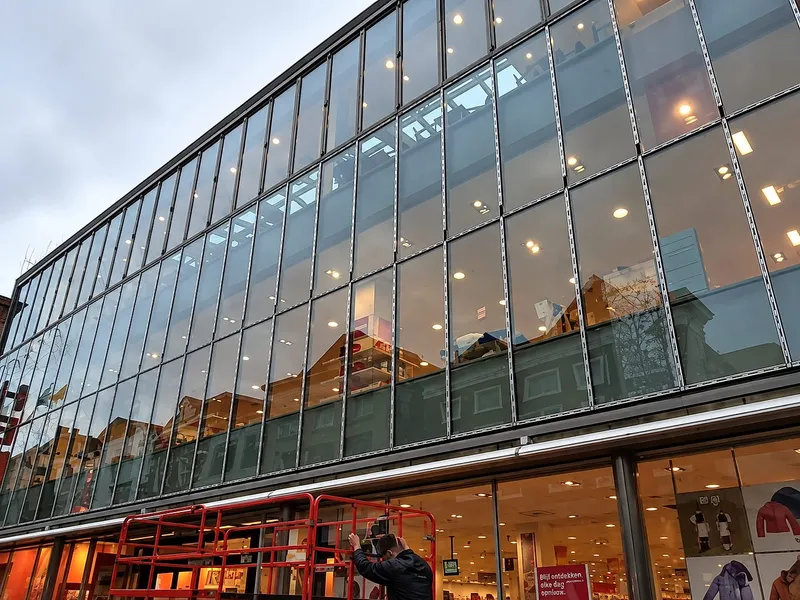 Glazen gevel met hoge glasplaten tussen metalen profielen — plaatsen & aanleggen in Groningen door BontBouw