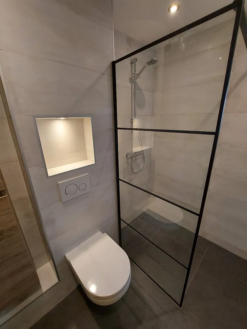 Hangend toilet met verlichte nis — badkamerrenovatie in Hoogkerk door BontBouw