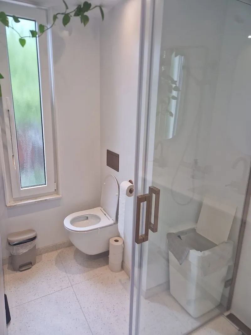 Hangend toilet naast de douchecabine — badkamerrenovatie in Beijum door BontBouw