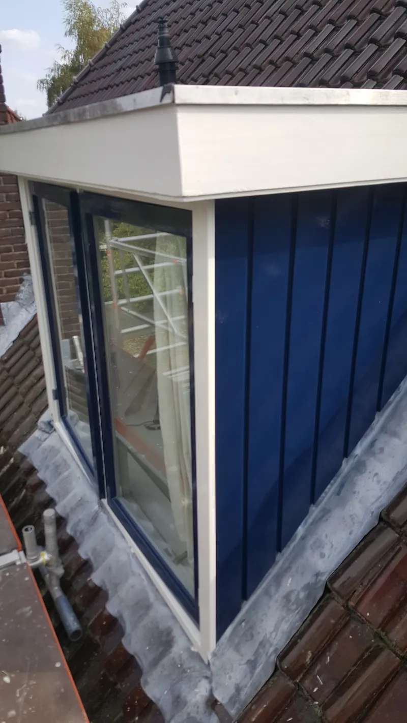 Hoek van dakkapel met blauwe zijwang en lood — schilderwerk in Assen door BontBouw