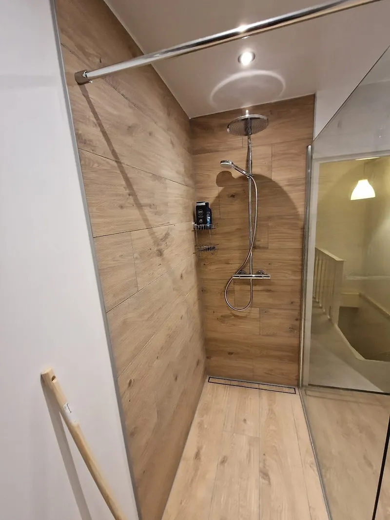 Inloopdouche met houtlook tegels en regendouche — badkamerrenovatie in Leeuwarden door BontBouw