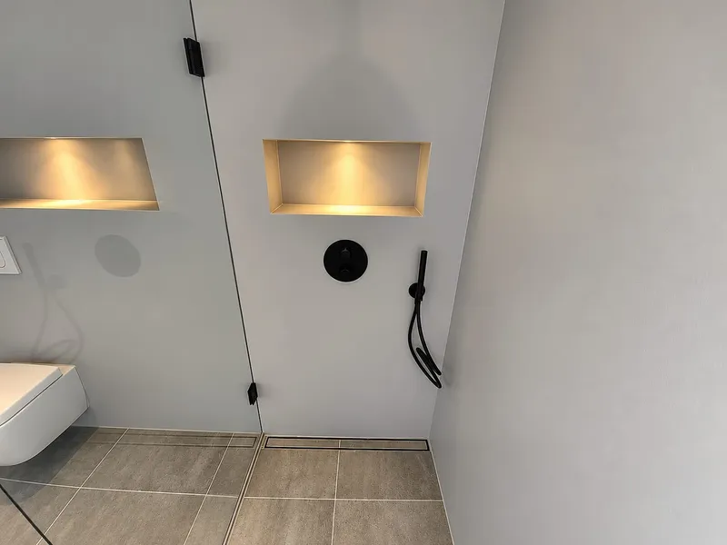 Verlichte nis met zwarte inbouwthermostaat — badkamerrenovatie in Korrewegwijk door BontBouw