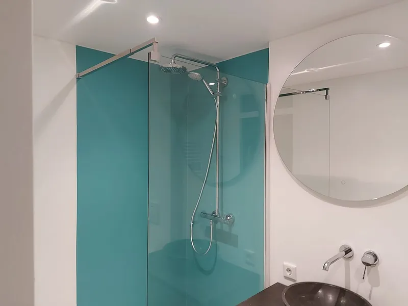 Chromen regendouche met glazen wand — badkamerrenovatie in Gorechtbuurt door BontBouw