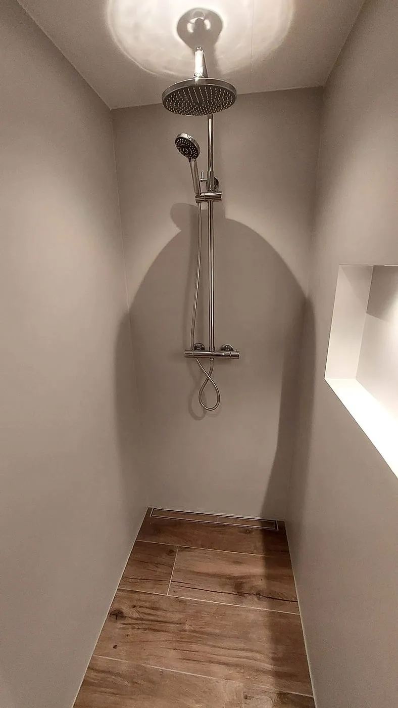 Inloopdouche met chromen regendouche en verlichte nis — badkamerrenovatie in Beijum door BontBouw