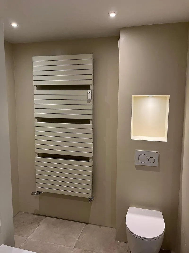 Verlichte nis boven hangend toilet — badkamerrenovatie in Apeldoorn door BontBouw