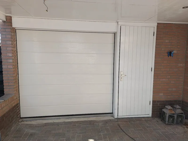 Witte garagedeur het schilderwerk — schilderwerk in Reitdiep door BontBouw