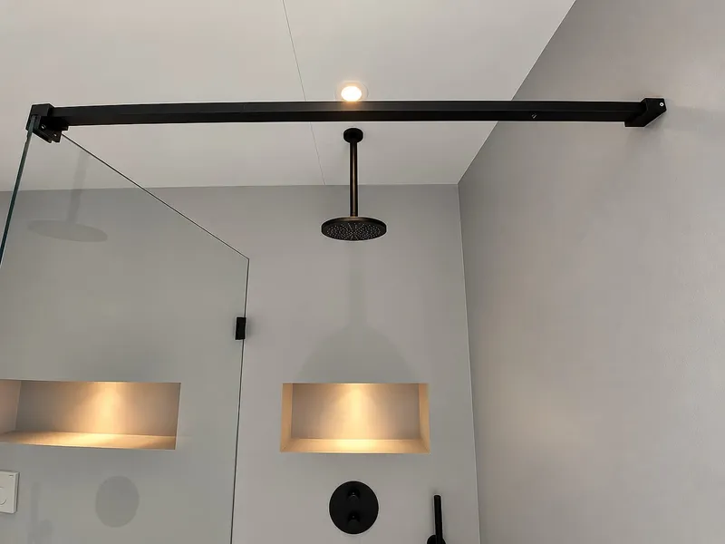 Zwarte regendouche aan het plafond — badkamerrenovatie in Korrewegwijk door BontBouw