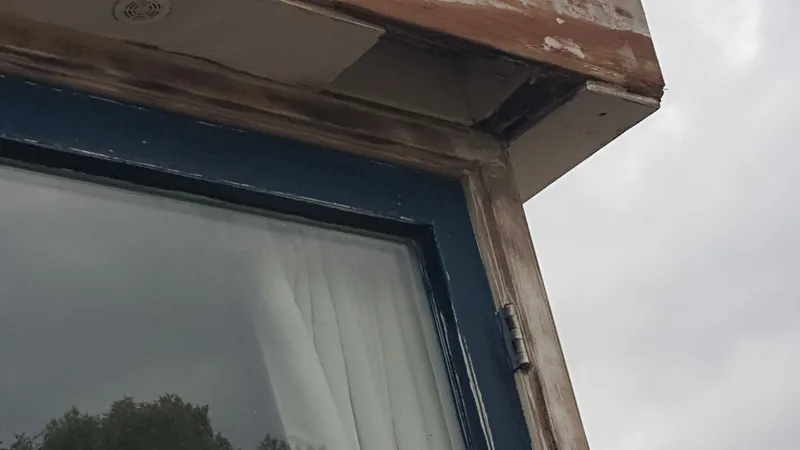 Afgebladderde verf op boeiboord en raamkozijn — schilderwerk in Assen door BontBouw