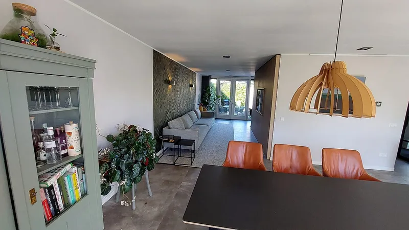 Doorkijk van de eethoek naar de woonkamer — complete verbouwing in Eelderwolde door BontBouw