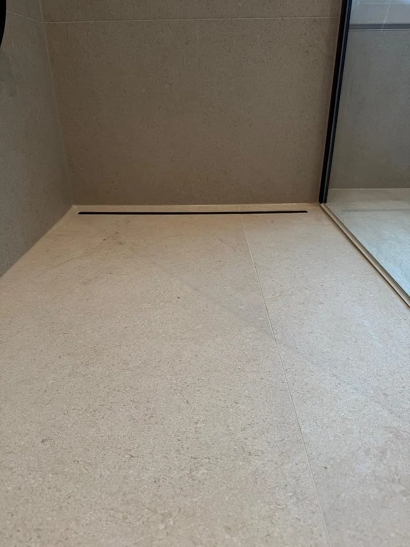 Douchevloer zonder drempel met goot — badkamerrenovatie in Korrewegwijk door BontBouw
