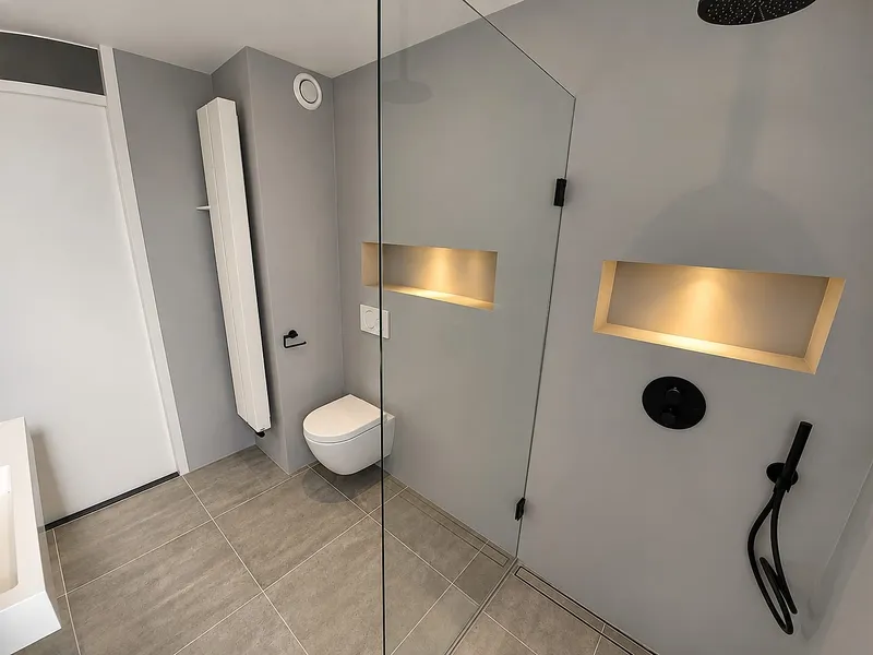 Glazen douchewand met verlichte nis — badkamerrenovatie in Korrewegwijk door BontBouw