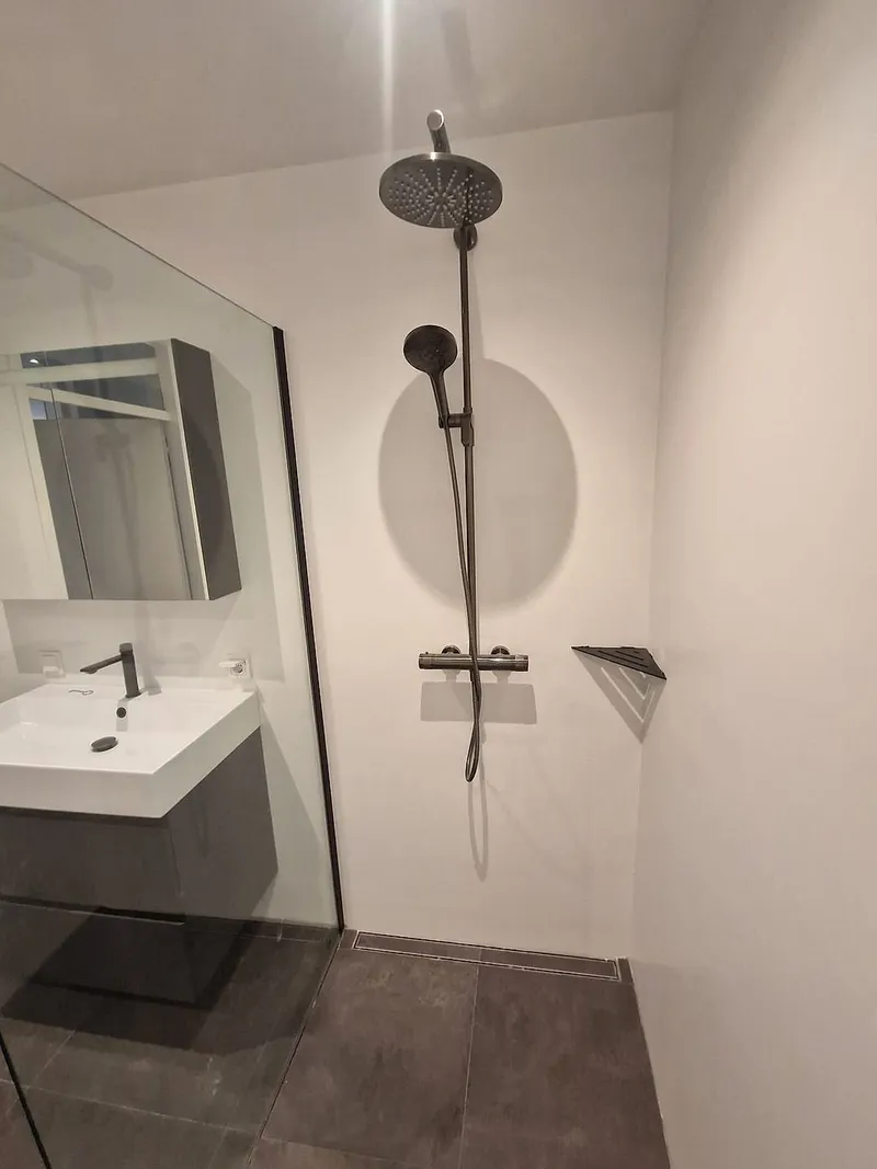 Gunmetal regendouche met hoekplanchet en douchegoot — badkamerrenovatie in Roden door BontBouw