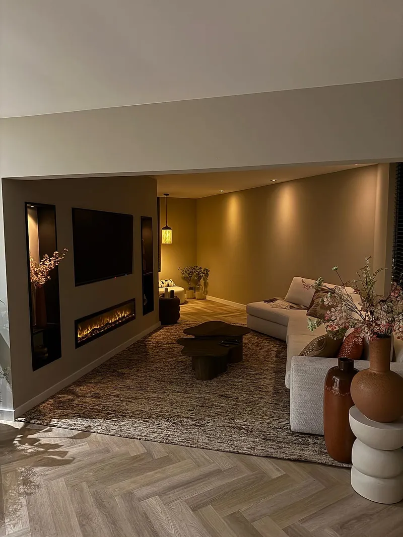 Inbouwhaard in de wand met verlichte nissen — complete verbouwing in Beijum door BontBouw
