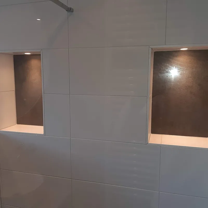 Twee verlichte nissen in de douchewand — badkamerrenovatie in Coendersborg door BontBouw